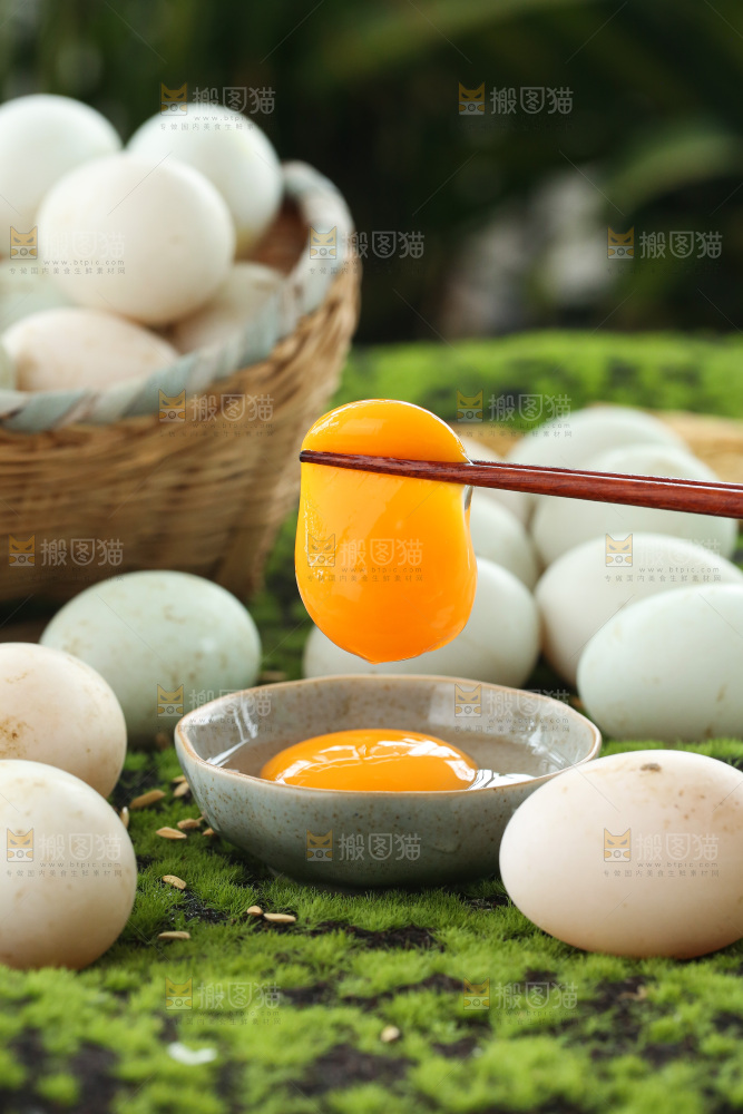 深底上的鸭蛋