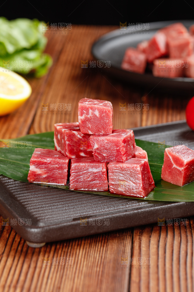 深底上的牛肉粒