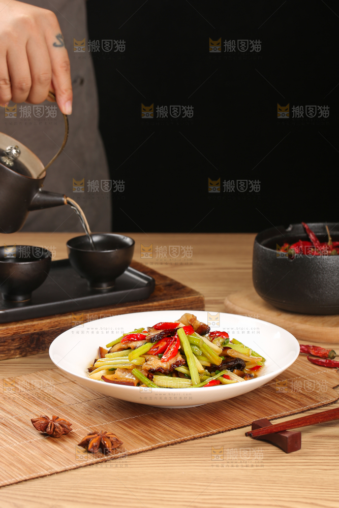 盘子里的腊肉炒芹菜