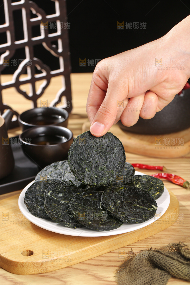 木底上的压缩海带丝