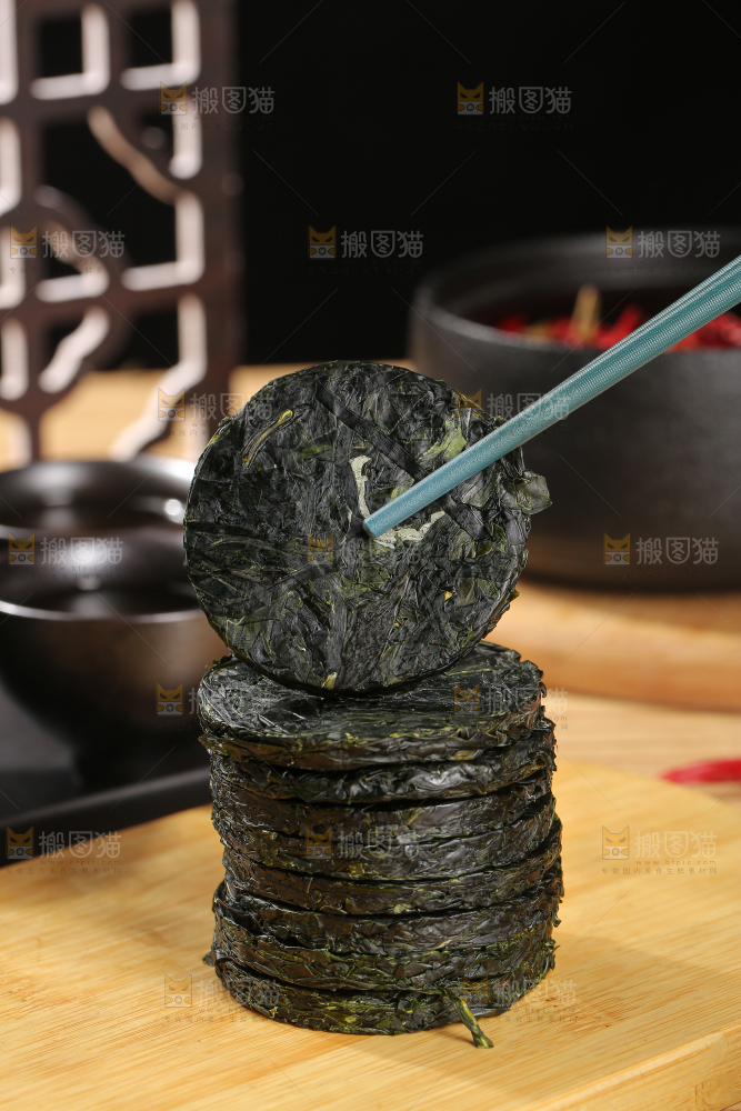 木底上的压缩海带丝