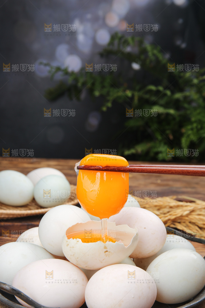 深底上的鸭蛋