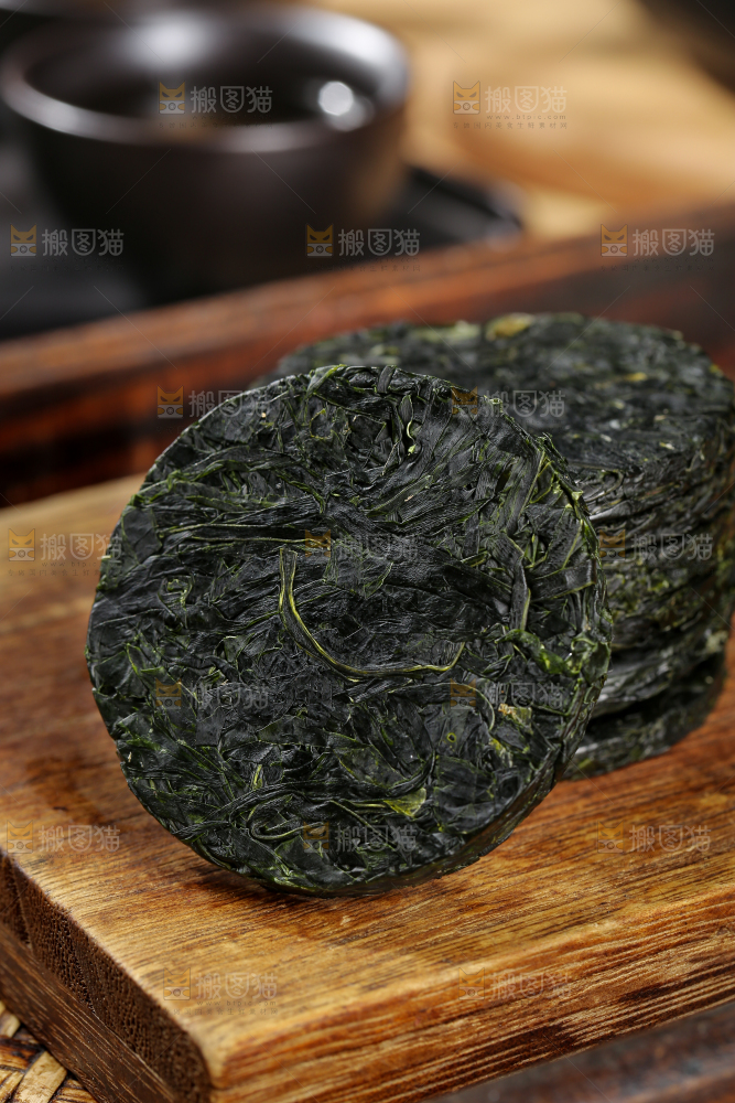 木底上的压缩海带丝