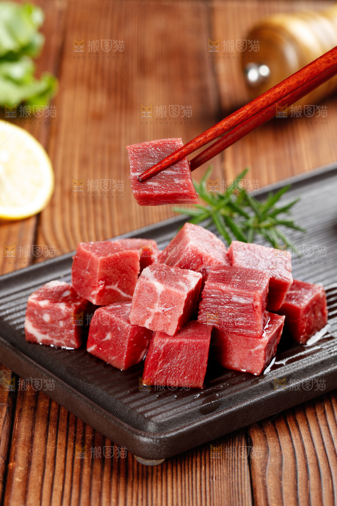 深底上的牛肉粒