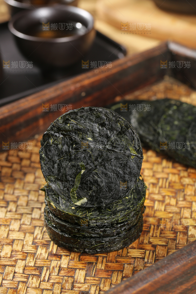 木底上的压缩海带丝