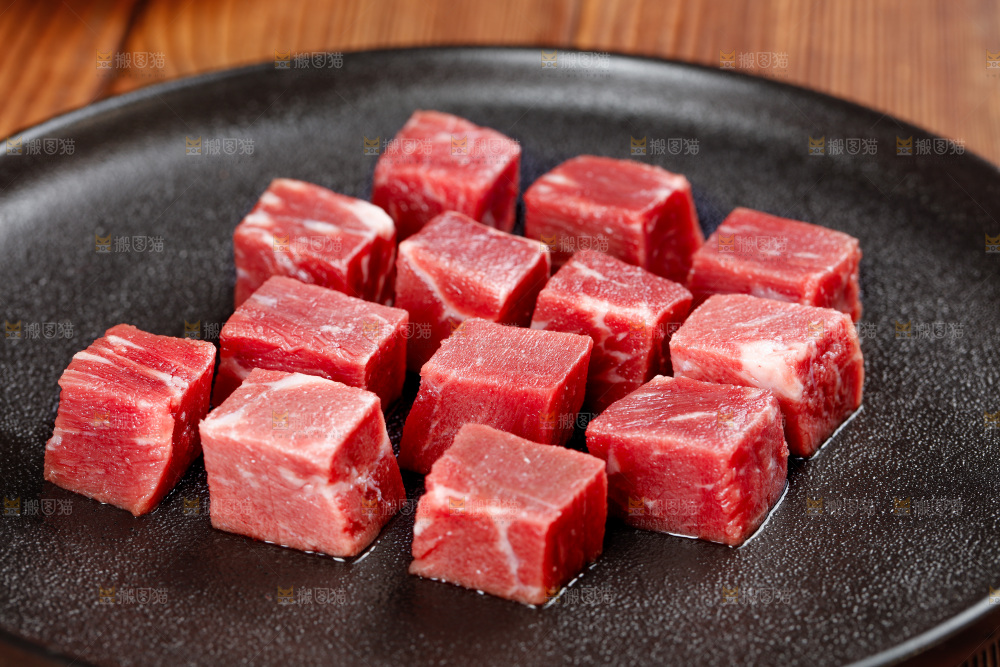 深底上的牛肉粒