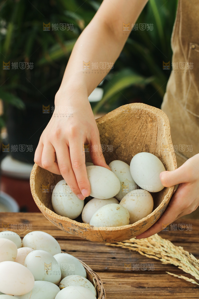 深底上的鸭蛋