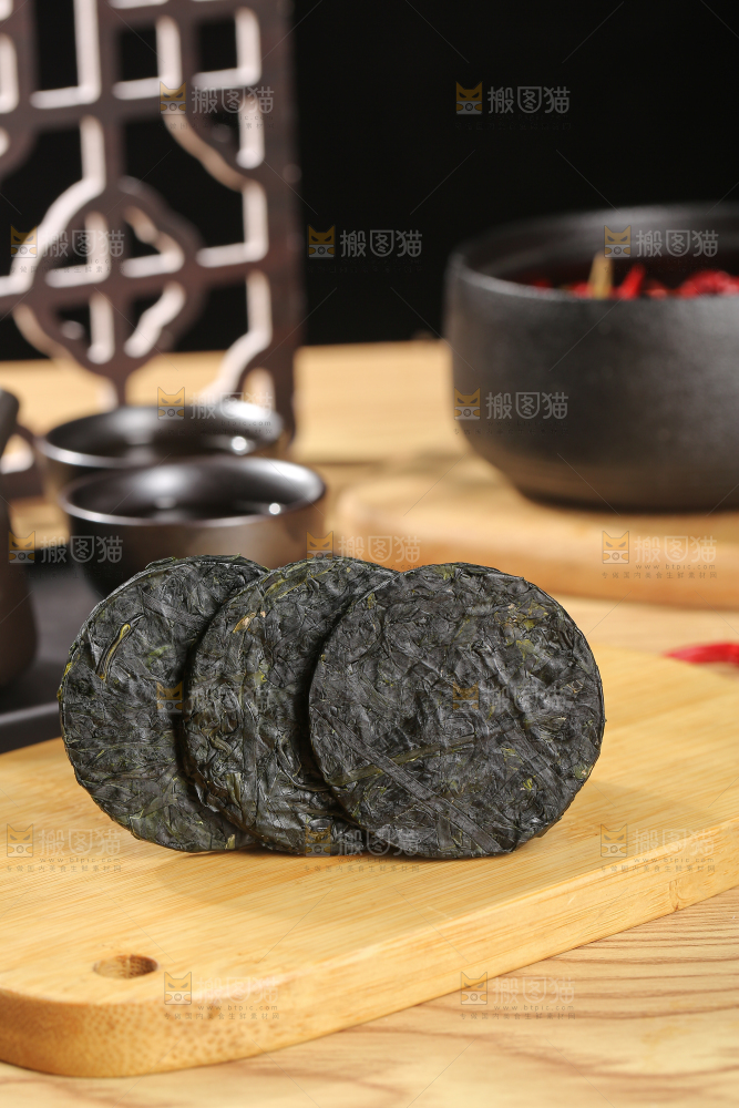 木底上的压缩海带丝