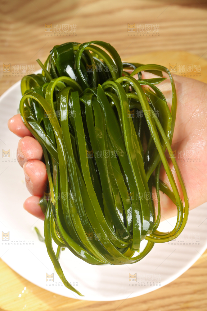 木底上的压缩海带丝