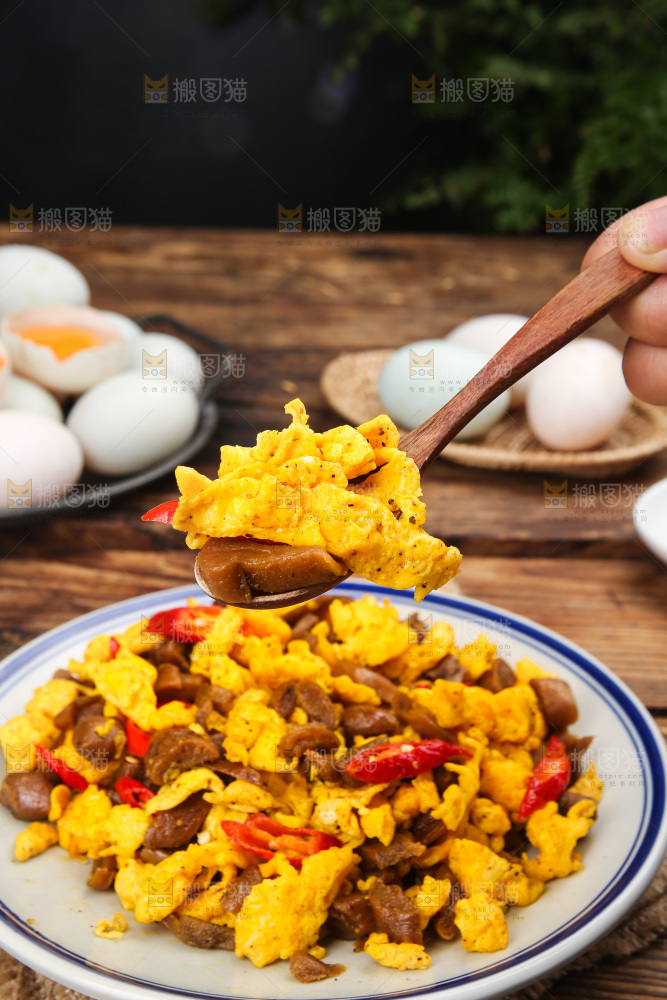 盘子里的鸭蛋炒咸菜