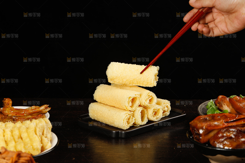 深底上的螺蛳粉食材