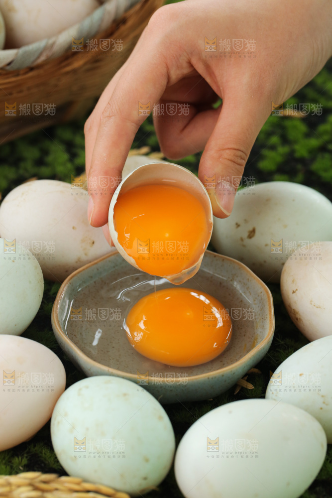 深底上的鸭蛋