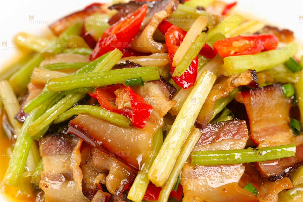 盘子里的腊肉炒芹菜