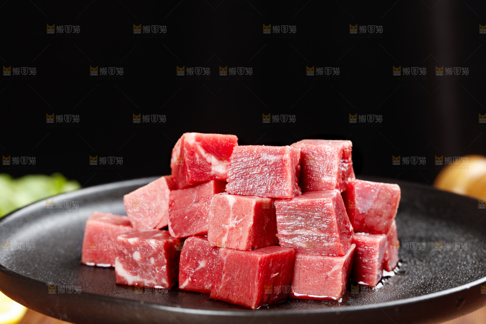 深底上的牛肉粒