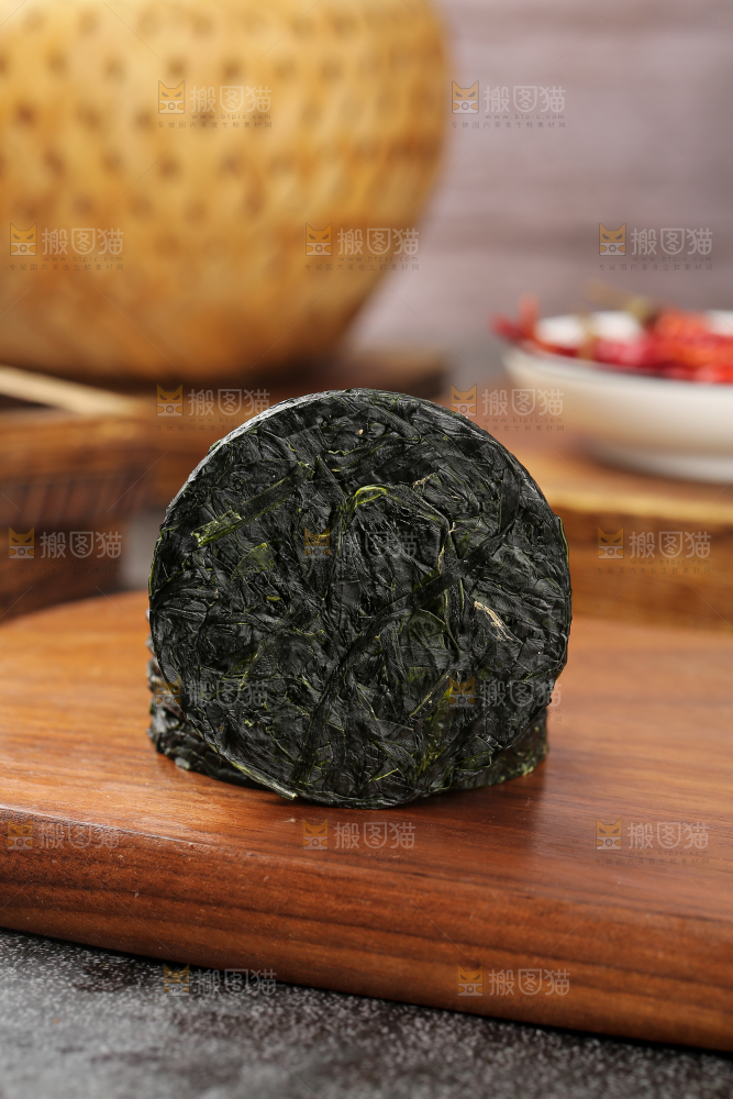 木底上的压缩海带丝