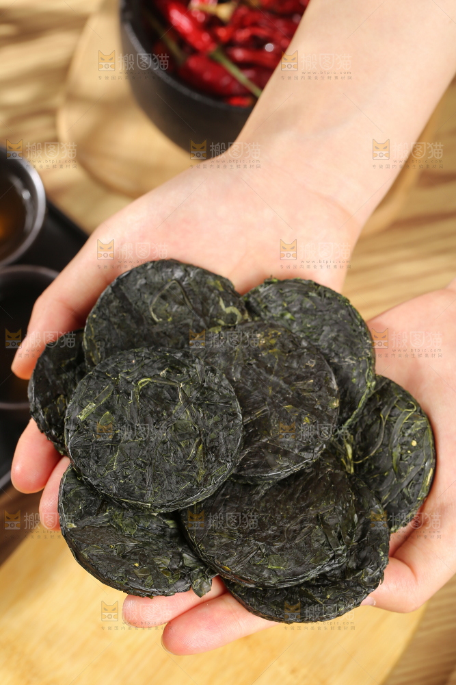 木底上的压缩海带丝