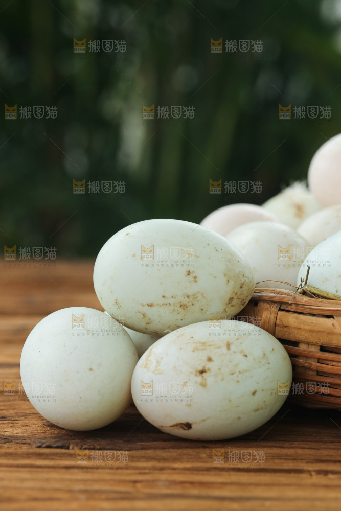 深底上的鸭蛋