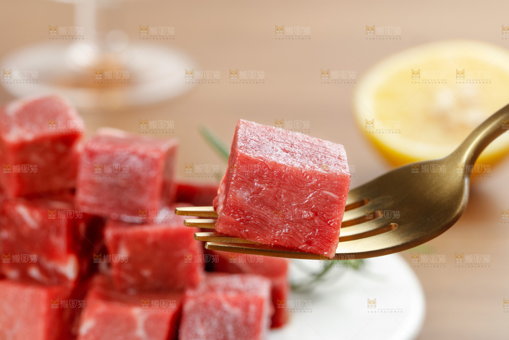 深底上的牛肉粒