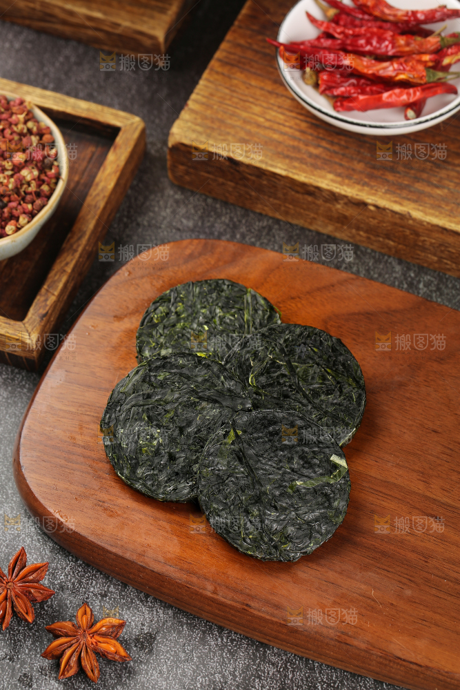 木底上的压缩海带丝