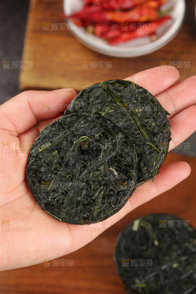 木底上的压缩海带丝