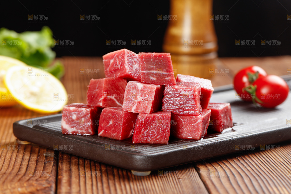 深底上的牛肉粒