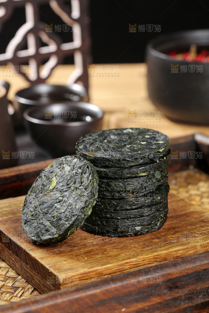 木底上的压缩海带丝