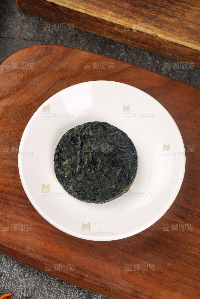 木底上的压缩海带丝