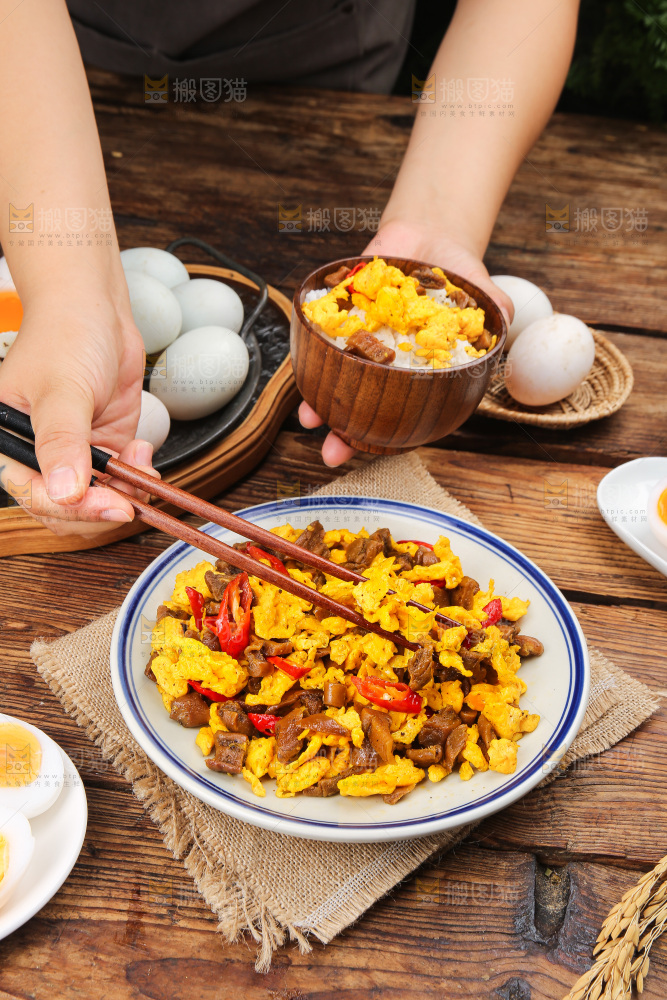 盘子里的鸭蛋炒咸菜