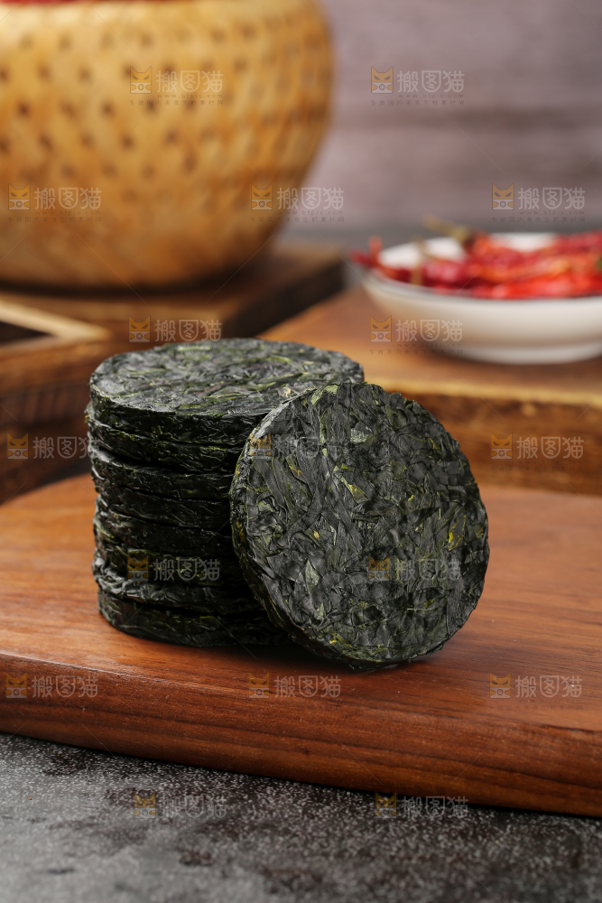 木底上的压缩海带丝