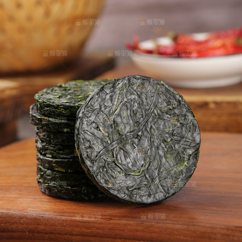 木底上的压缩海带丝