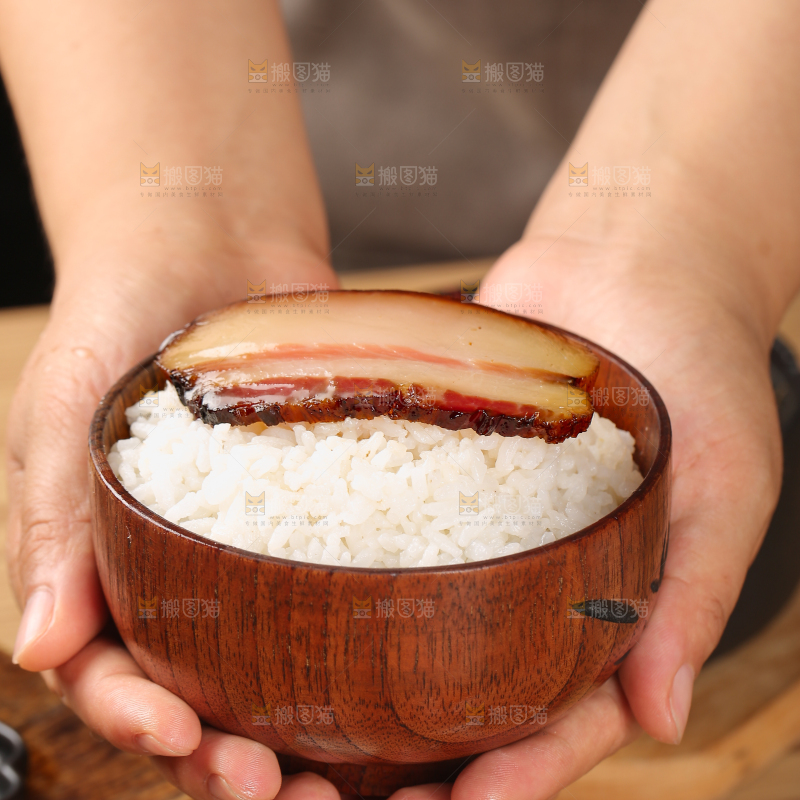 深底上的五花咸肉