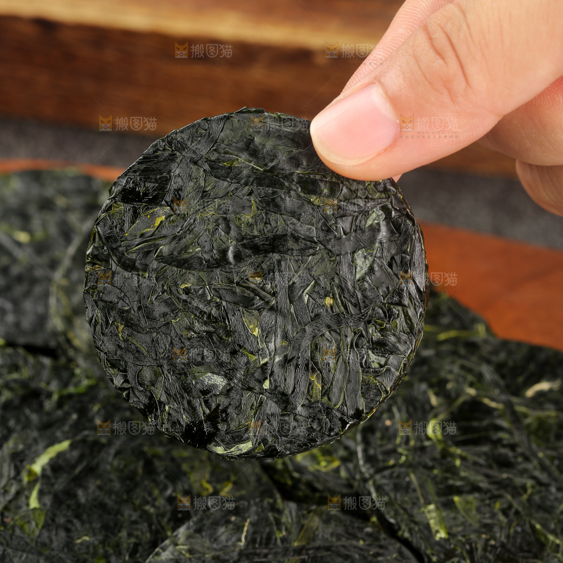 木底上的压缩海带丝