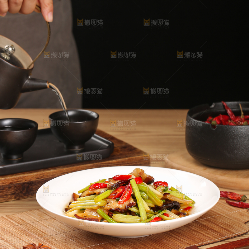 盘子里的腊肉炒芹菜