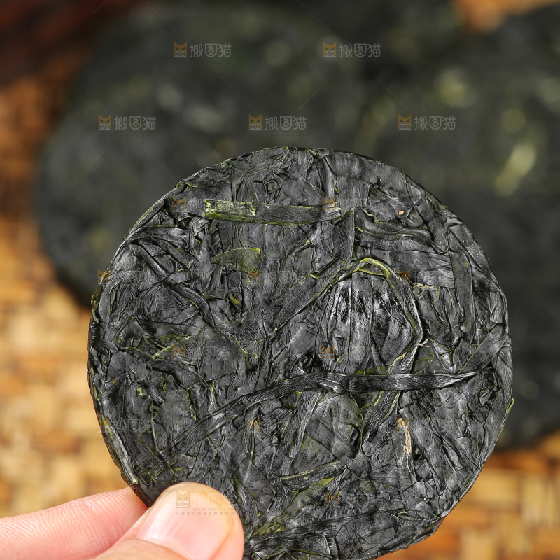 木底上的压缩海带丝