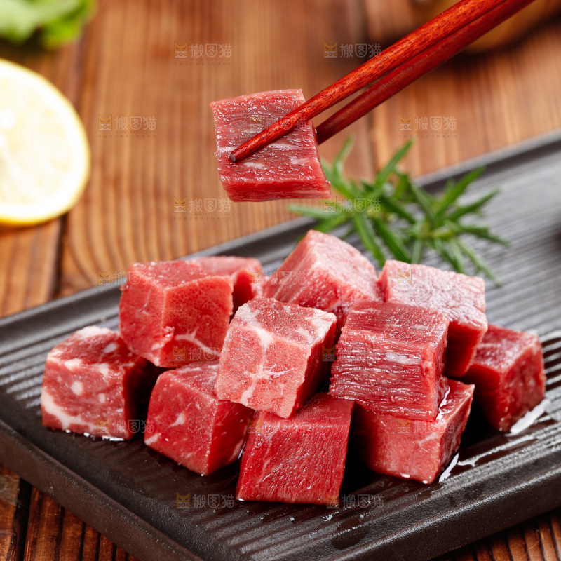 深底上的牛肉粒