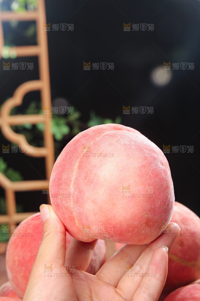 木底上的苹果桃