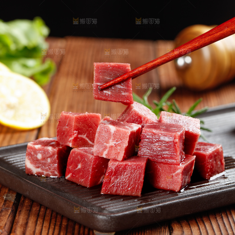 深底上的牛肉粒