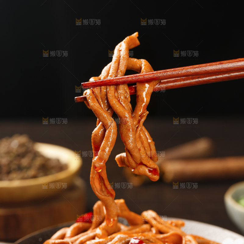 深底上的卤鸭肠
