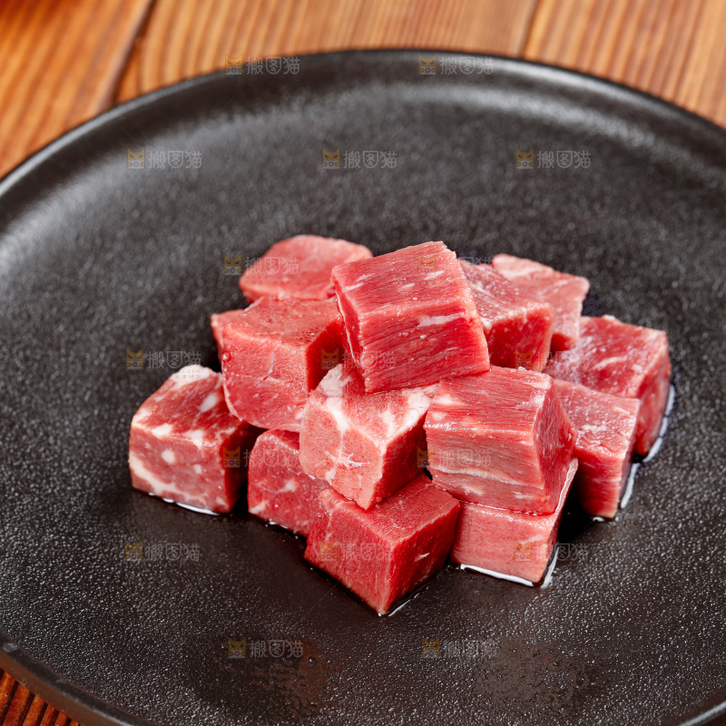 深底上的牛肉粒