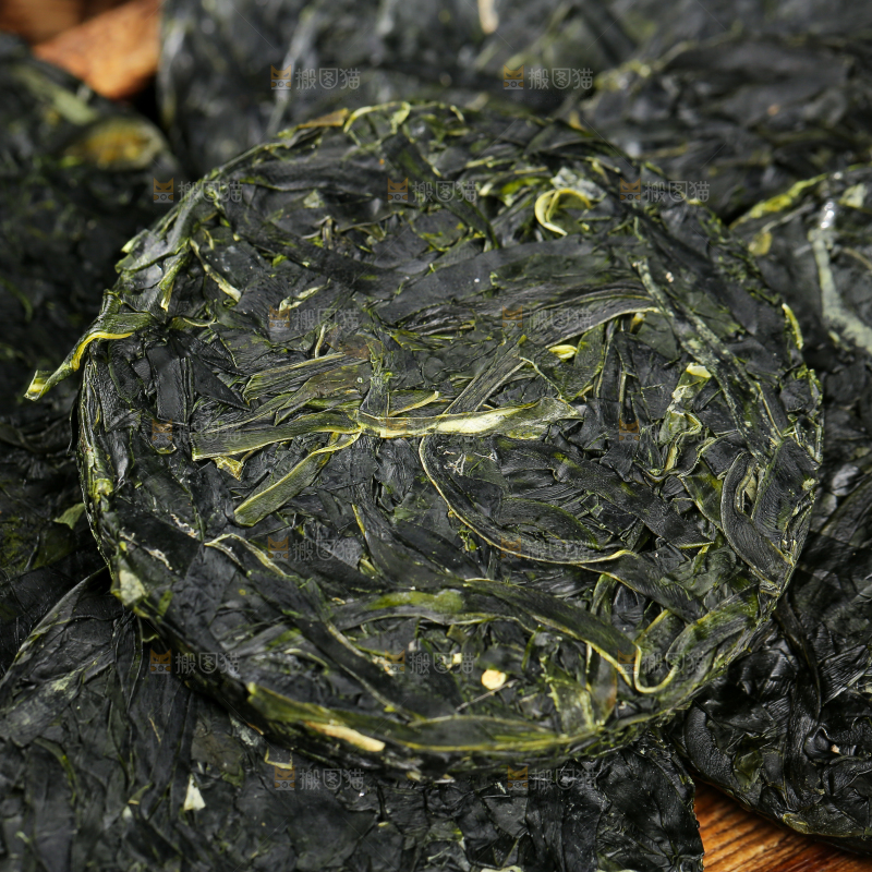 木底上的压缩海带丝
