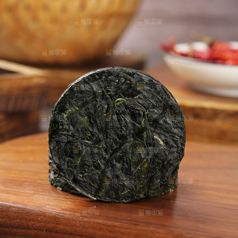 木底上的压缩海带丝