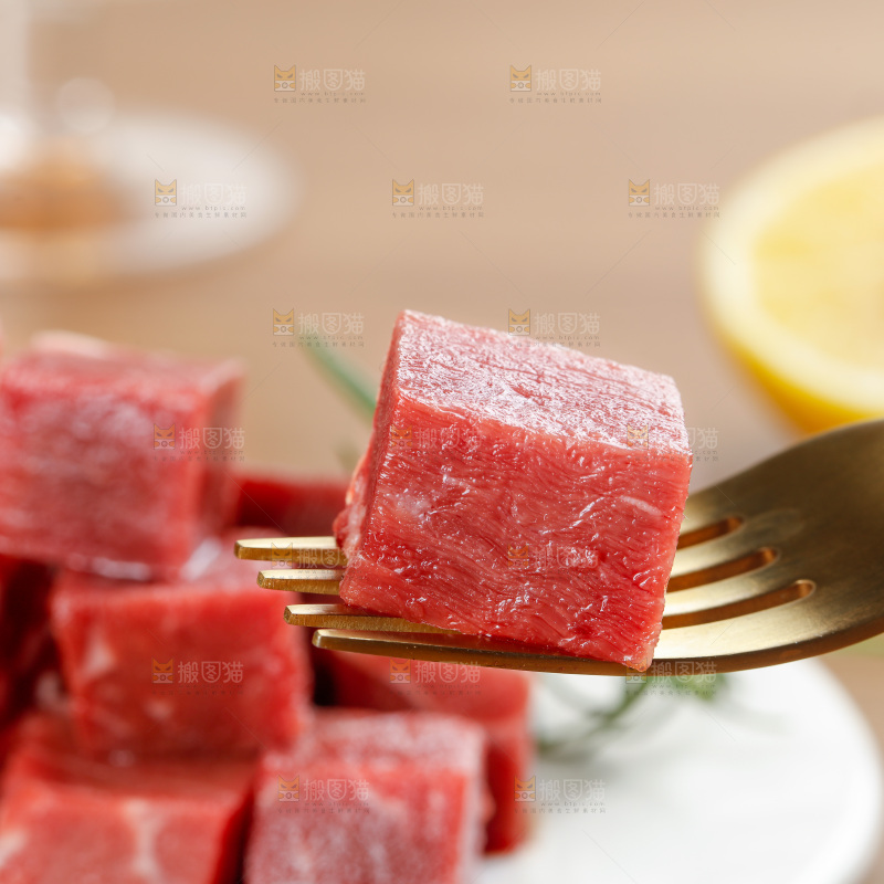 深底上的牛肉粒