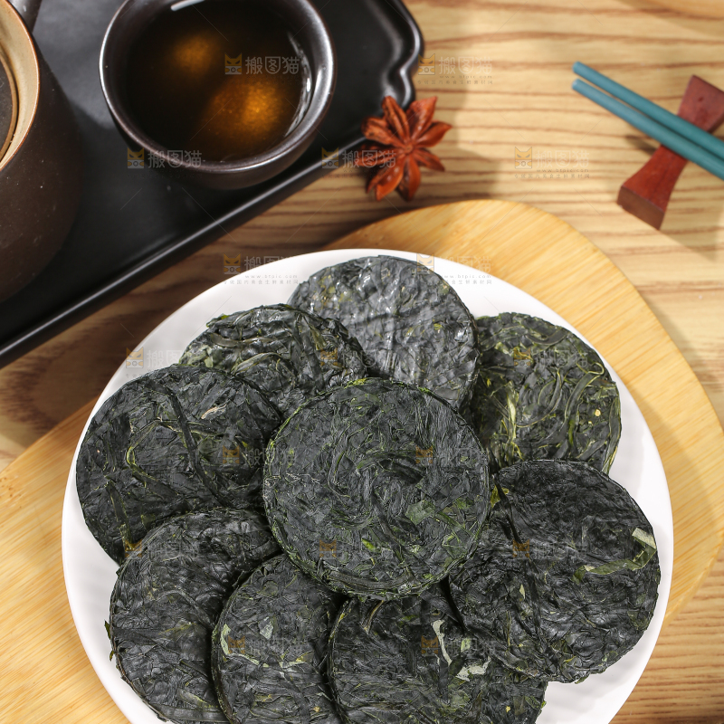木底上的压缩海带丝