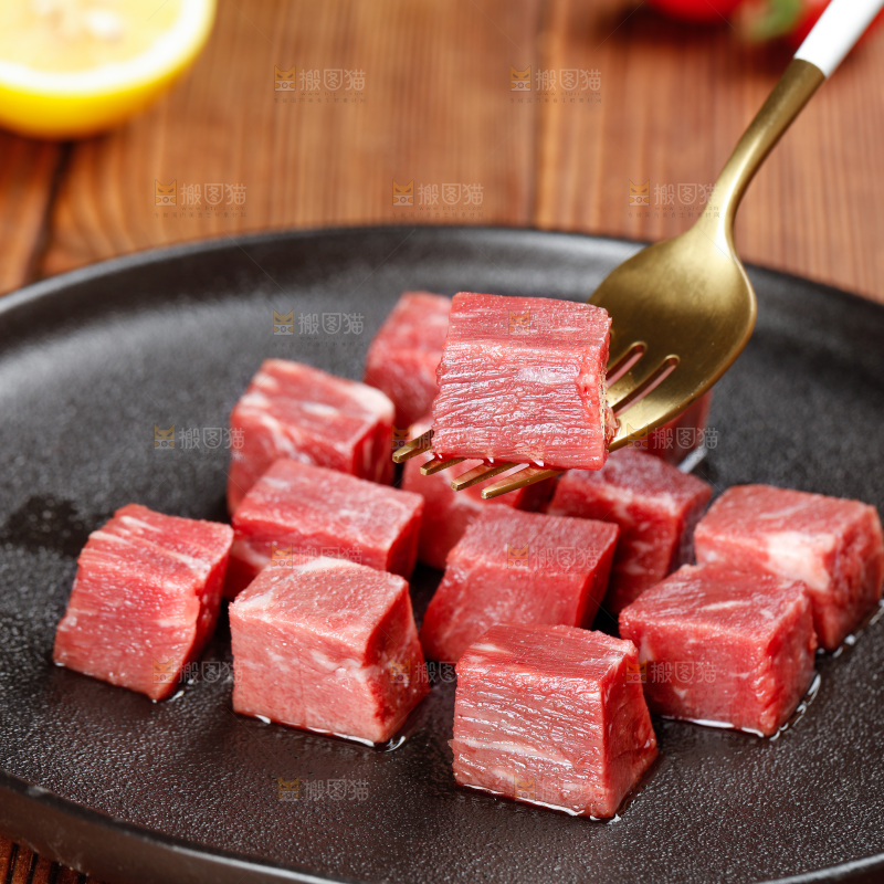 深底上的牛肉粒