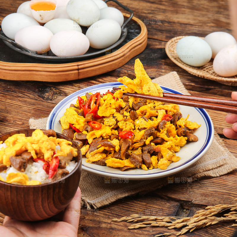 盘子里的鸭蛋炒咸菜