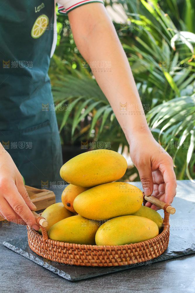 手里拿着椰香芒