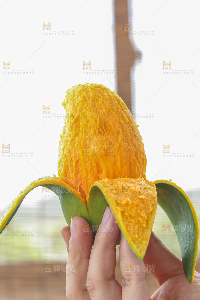 手里拿着椰香芒