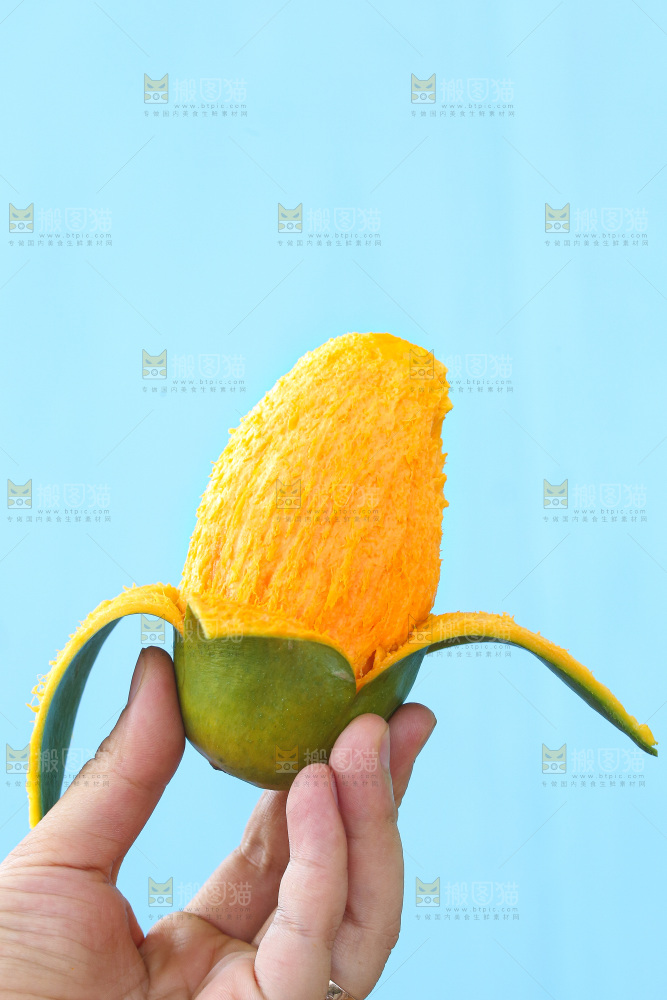 手里拿着椰香芒