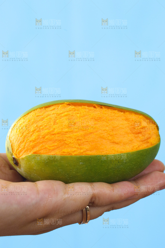手里拿着椰香芒