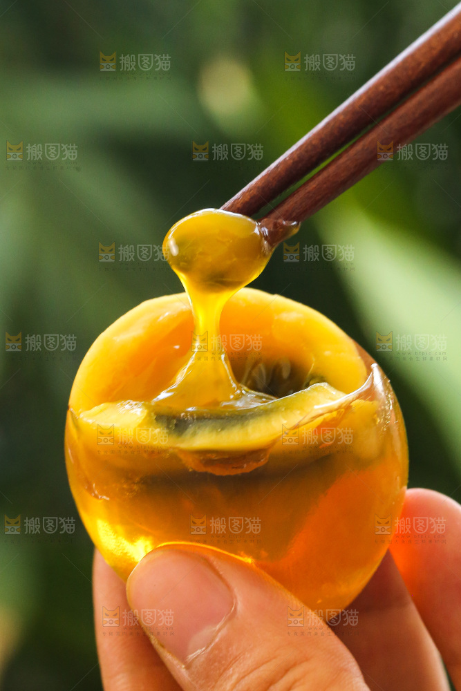 手里拿着变蛋